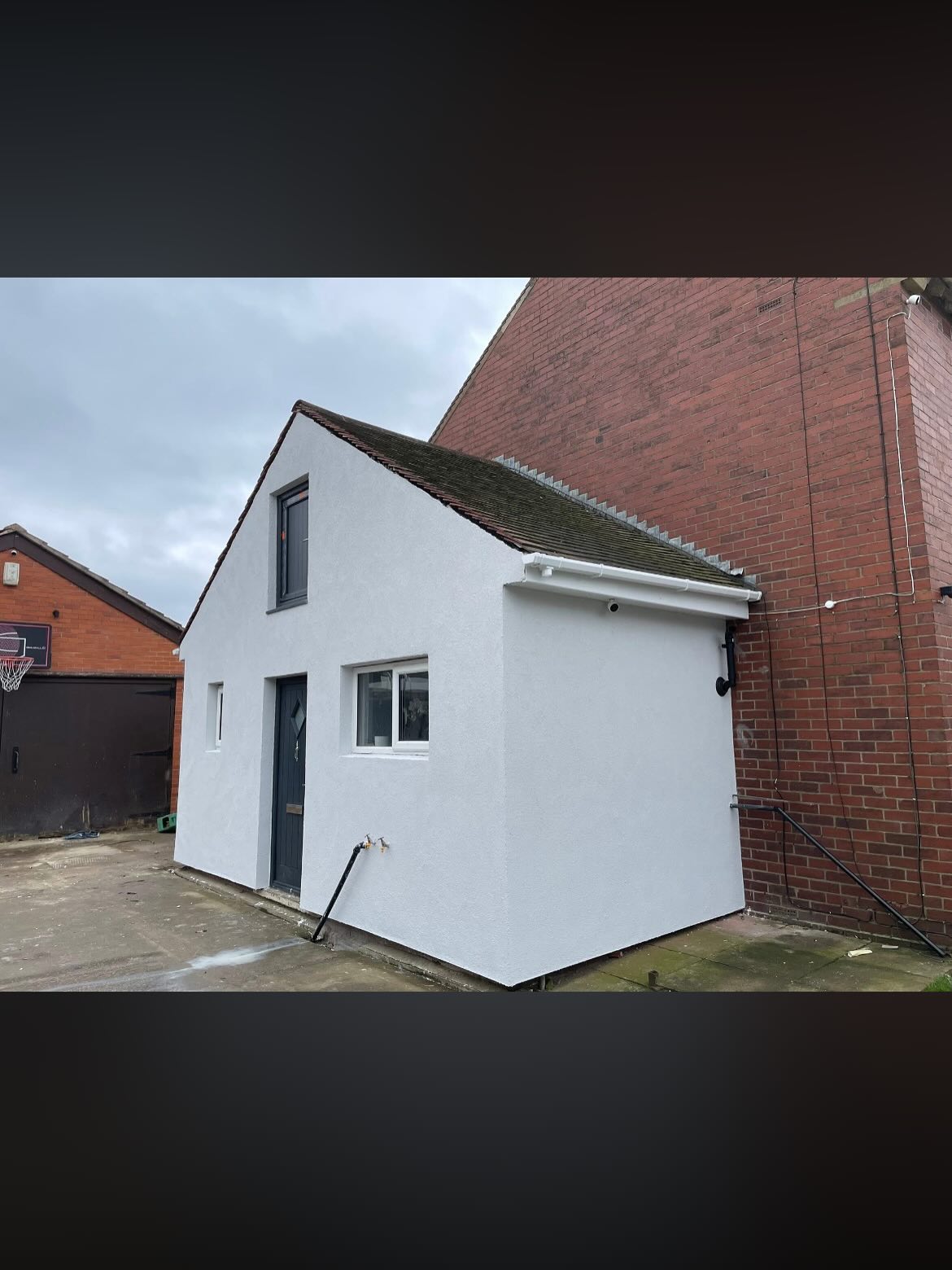 External silicone render on a small outbuilding extension