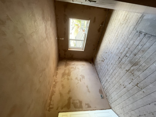 Bedroom walls and ceiling freshly plastered, ready for decoration